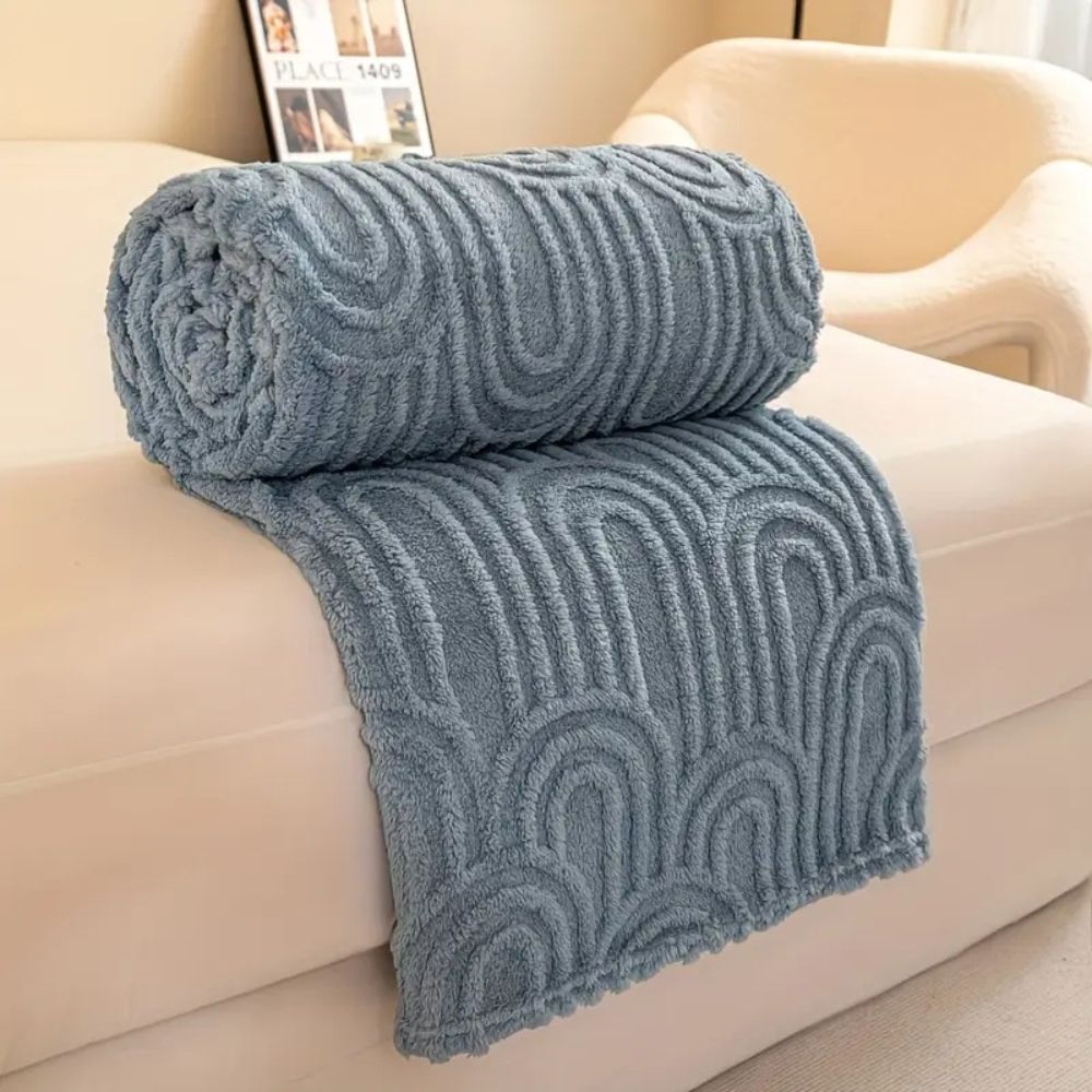 Textured Throw Blanket with Curved Relief Design – Soft Microfiber for Couch & Bed
