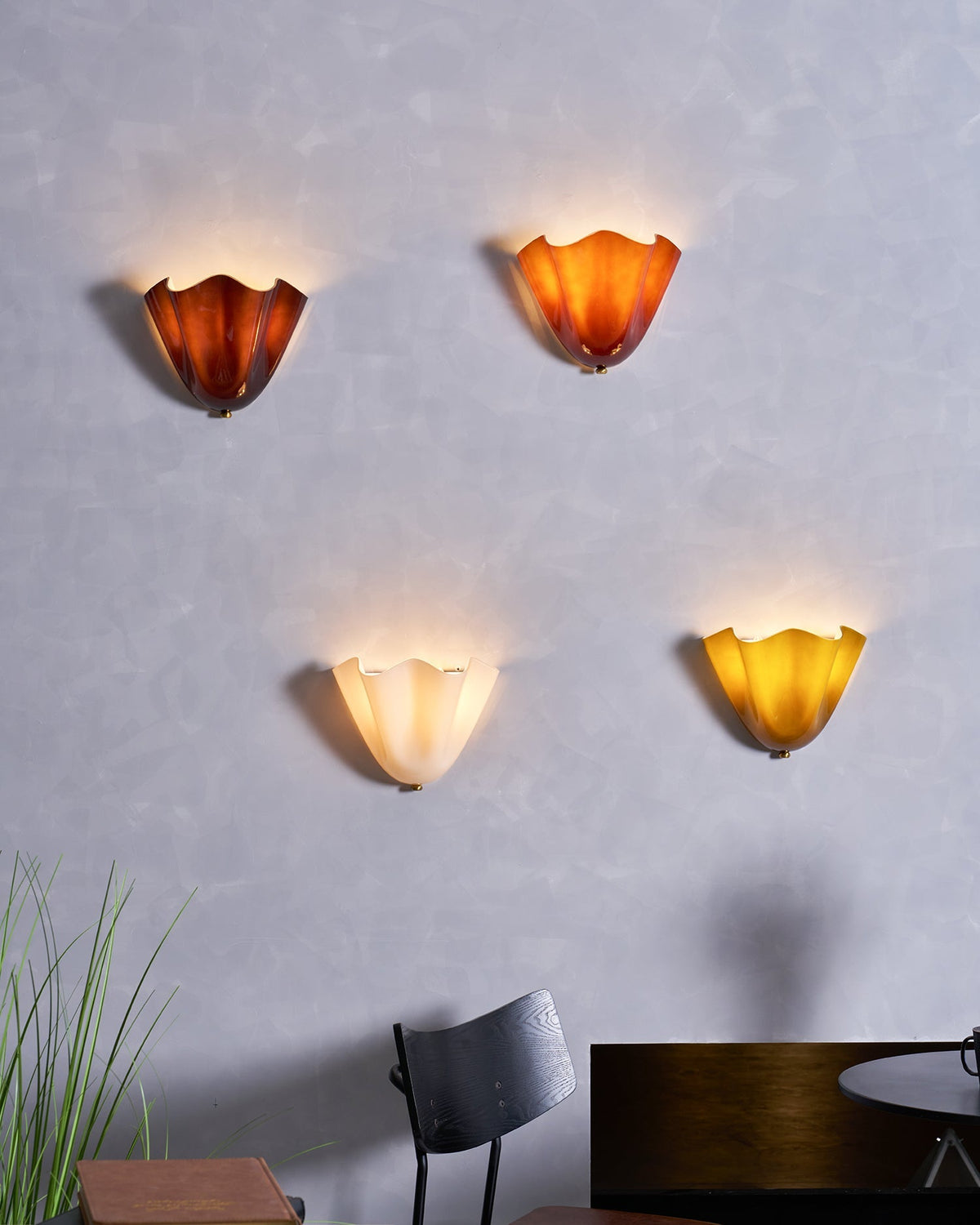 Aplique de pared para interiores con pantalla de vidrio escultural en tonos cálidos – Estructura metálica compatible con LED – Acento de pared para dormitorios, pasillos y salas de estar | Thomler