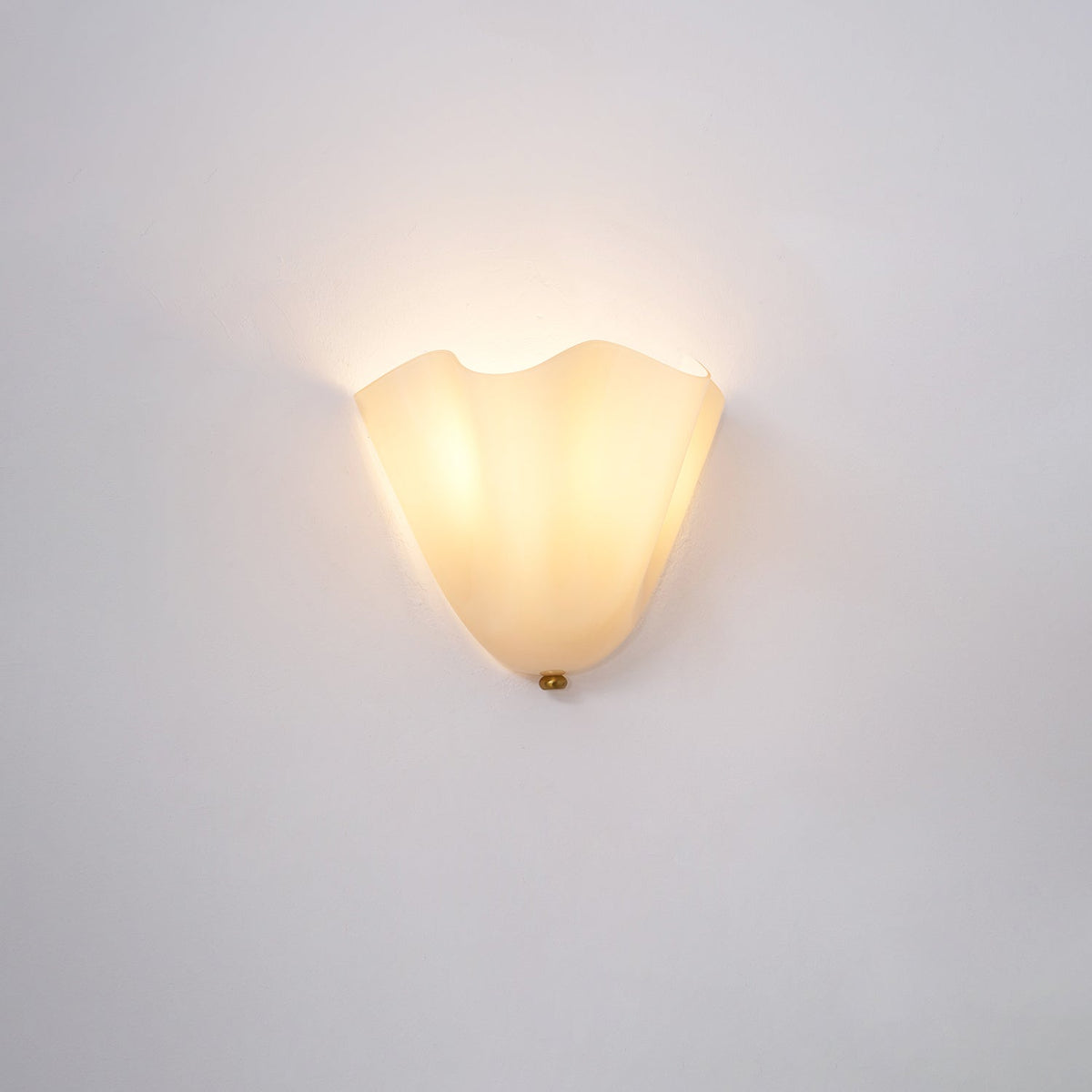 Aplique de pared para interiores con pantalla de vidrio escultural en tonos cálidos – Estructura metálica compatible con LED – Acento de pared para dormitorios, pasillos y salas de estar | Thomler