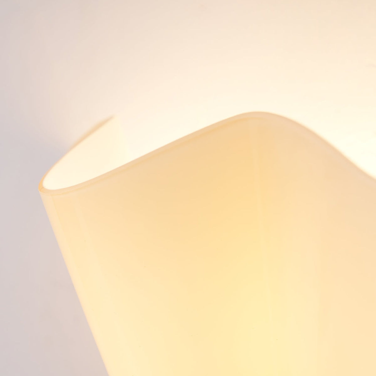 Aplique de pared para interiores con pantalla de vidrio escultural en tonos cálidos – Estructura metálica compatible con LED – Acento de pared para dormitorios, pasillos y salas de estar | Thomler