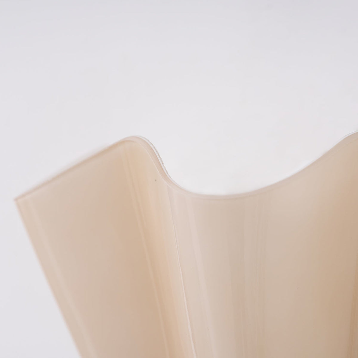 Aplique de pared para interiores con pantalla de vidrio escultural en tonos cálidos – Estructura metálica compatible con LED – Acento de pared para dormitorios, pasillos y salas de estar | Thomler