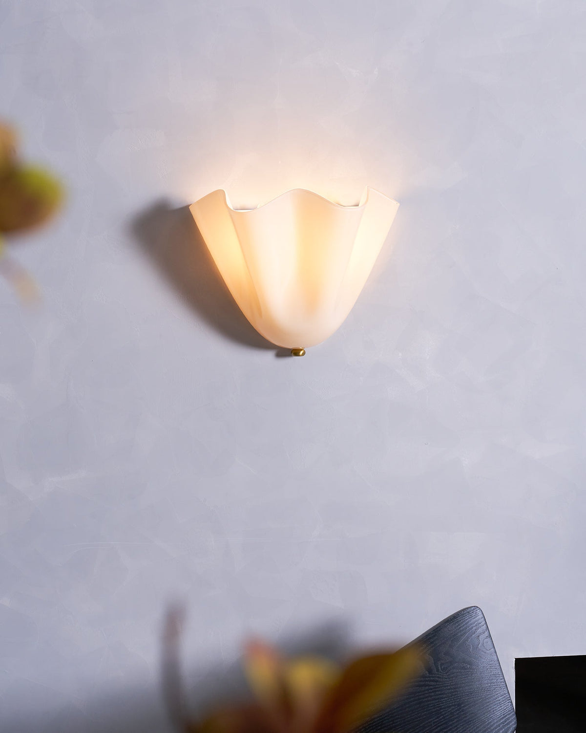 Aplique de pared para interiores con pantalla de vidrio escultural en tonos cálidos – Estructura metálica compatible con LED – Acento de pared para dormitorios, pasillos y salas de estar | Thomler