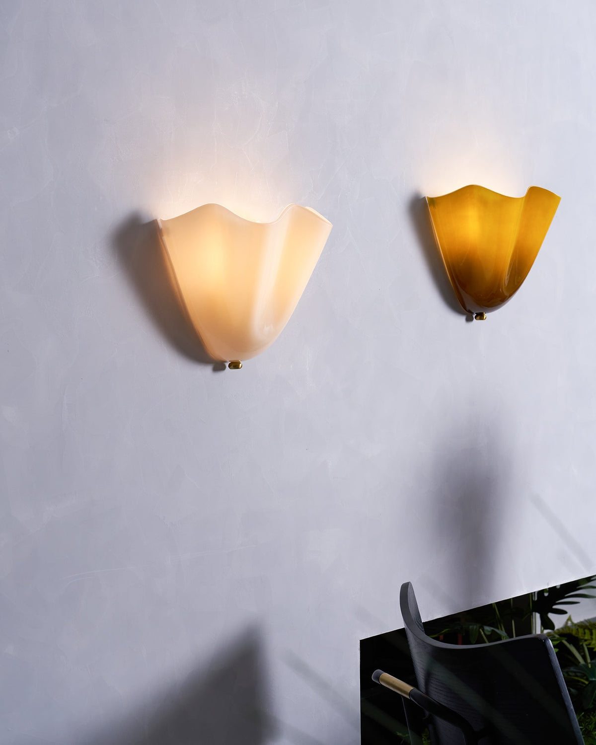 Aplique de pared para interiores con pantalla de vidrio escultural en tonos cálidos – Estructura metálica compatible con LED – Acento de pared para dormitorios, pasillos y salas de estar | Thomler