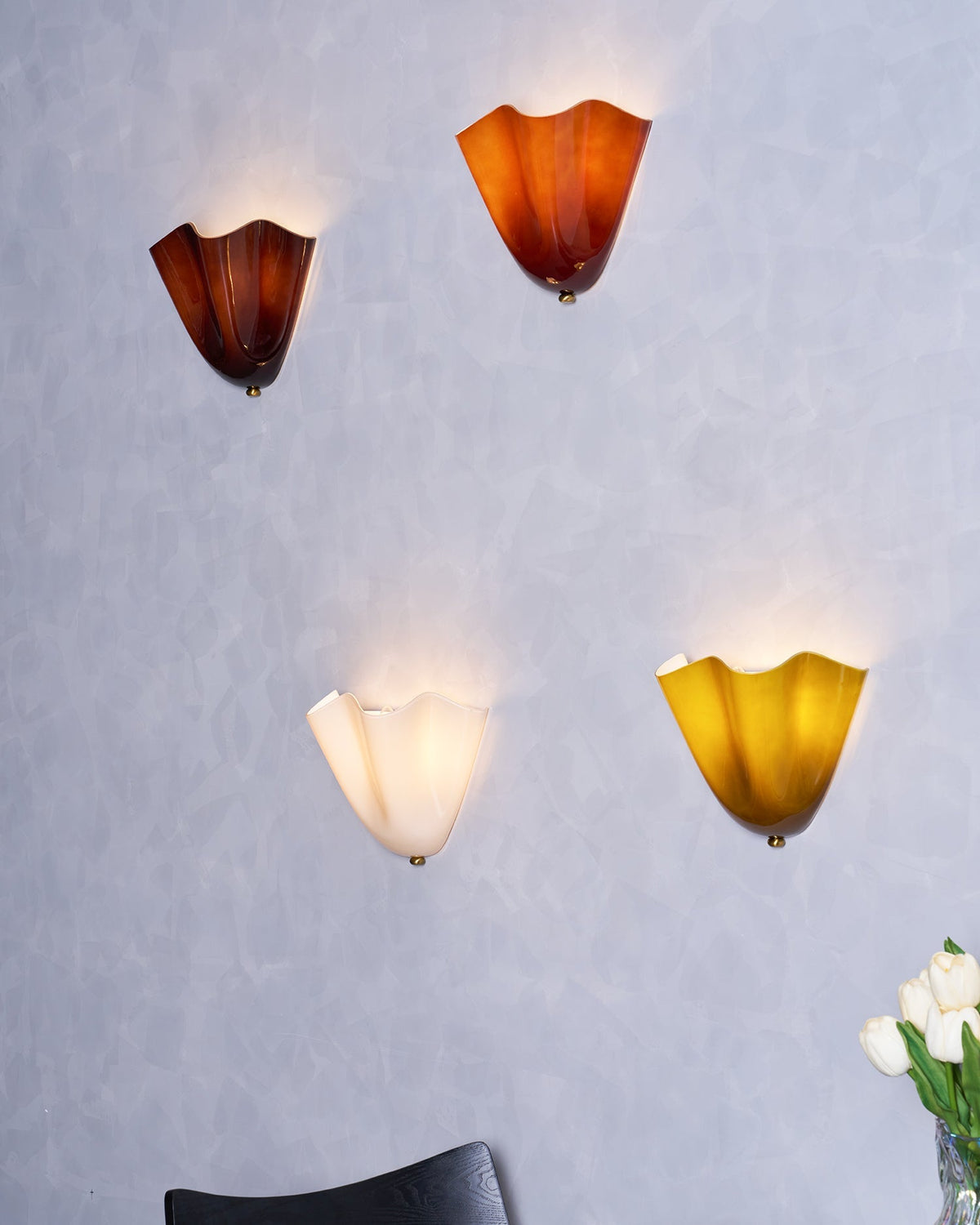 Aplique de pared para interiores con pantalla de vidrio escultural en tonos cálidos – Estructura metálica compatible con LED – Acento de pared para dormitorios, pasillos y salas de estar | Thomler