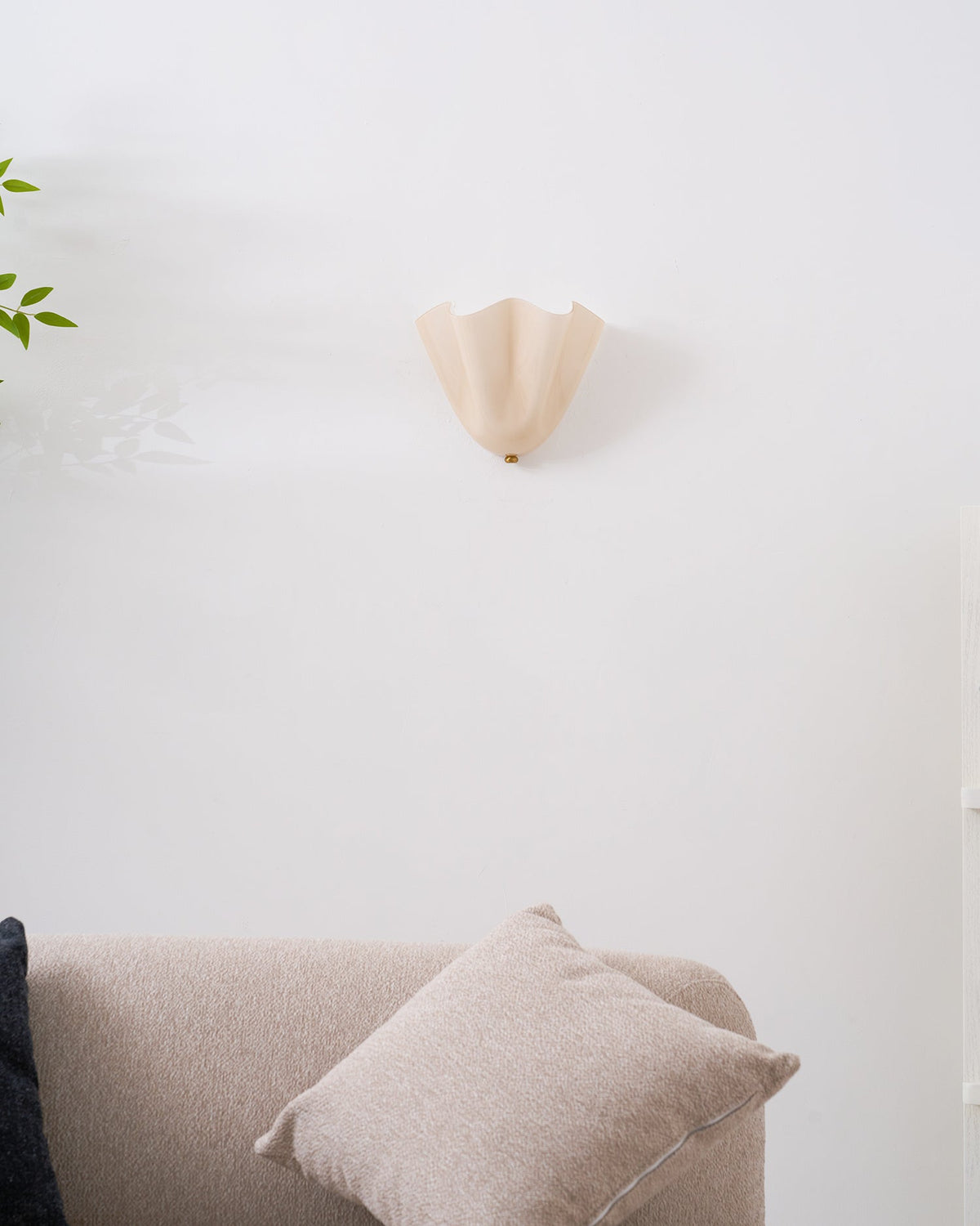 Aplique de pared para interiores con pantalla de vidrio escultural en tonos cálidos – Estructura metálica compatible con LED – Acento de pared para dormitorios, pasillos y salas de estar | Thomler