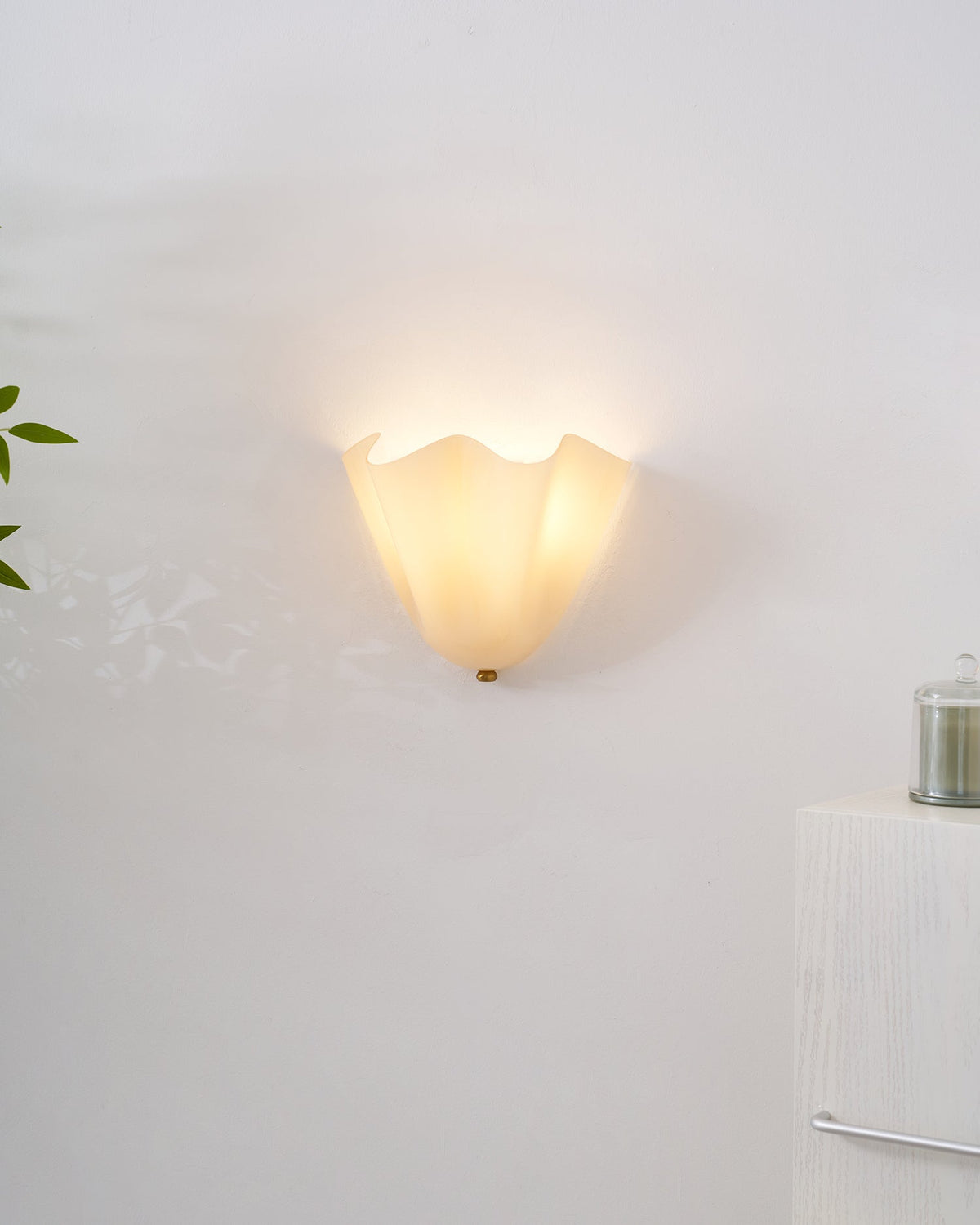Aplique de pared para interiores con pantalla de vidrio escultural en tonos cálidos – Estructura metálica compatible con LED – Acento de pared para dormitorios, pasillos y salas de estar | Thomler