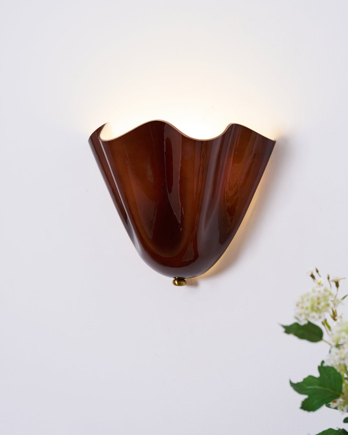 Aplique de pared para interiores con pantalla de vidrio escultural en tonos cálidos – Estructura metálica compatible con LED – Acento de pared para dormitorios, pasillos y salas de estar | Thomler