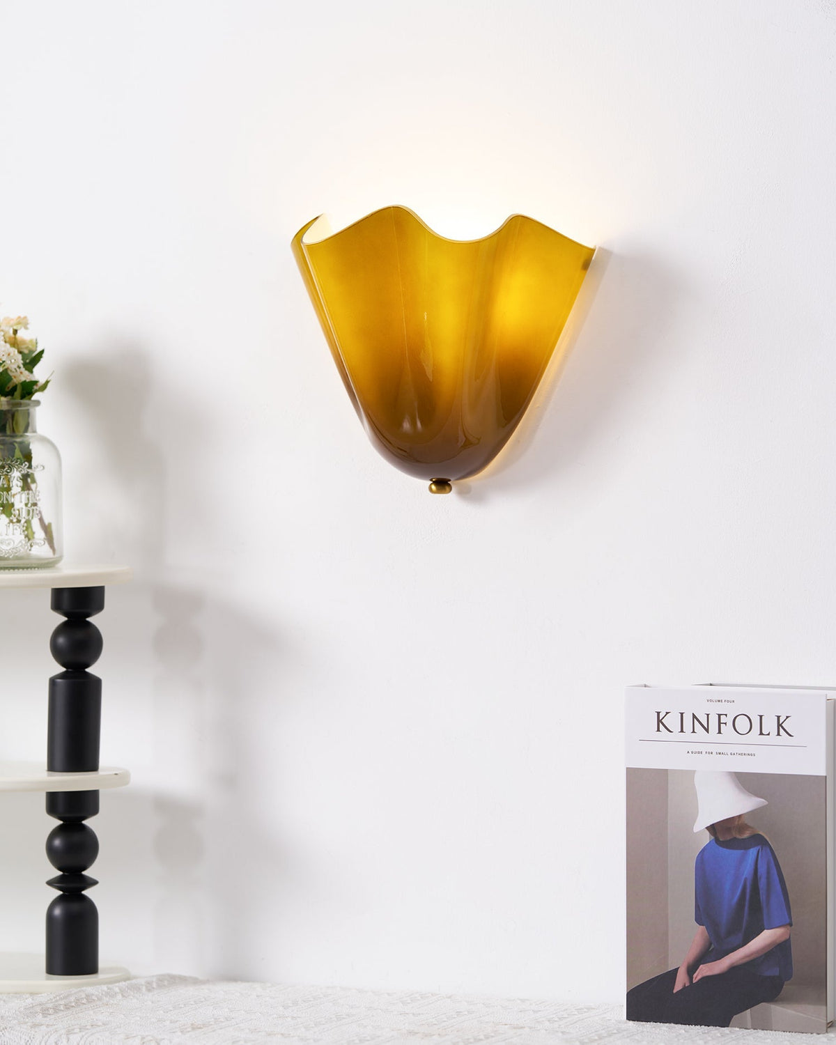Aplique de pared para interiores con pantalla de vidrio escultural en tonos cálidos – Estructura metálica compatible con LED – Acento de pared para dormitorios, pasillos y salas de estar | Thomler