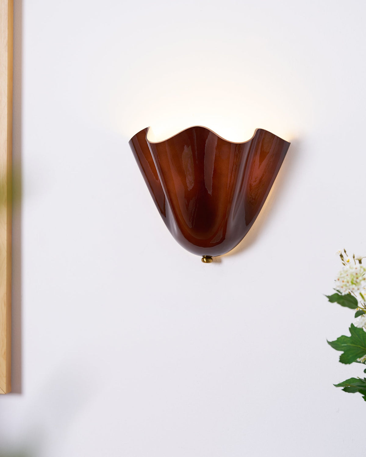 Aplique de pared para interiores con pantalla de vidrio escultural en tonos cálidos – Estructura metálica compatible con LED – Acento de pared para dormitorios, pasillos y salas de estar | Thomler