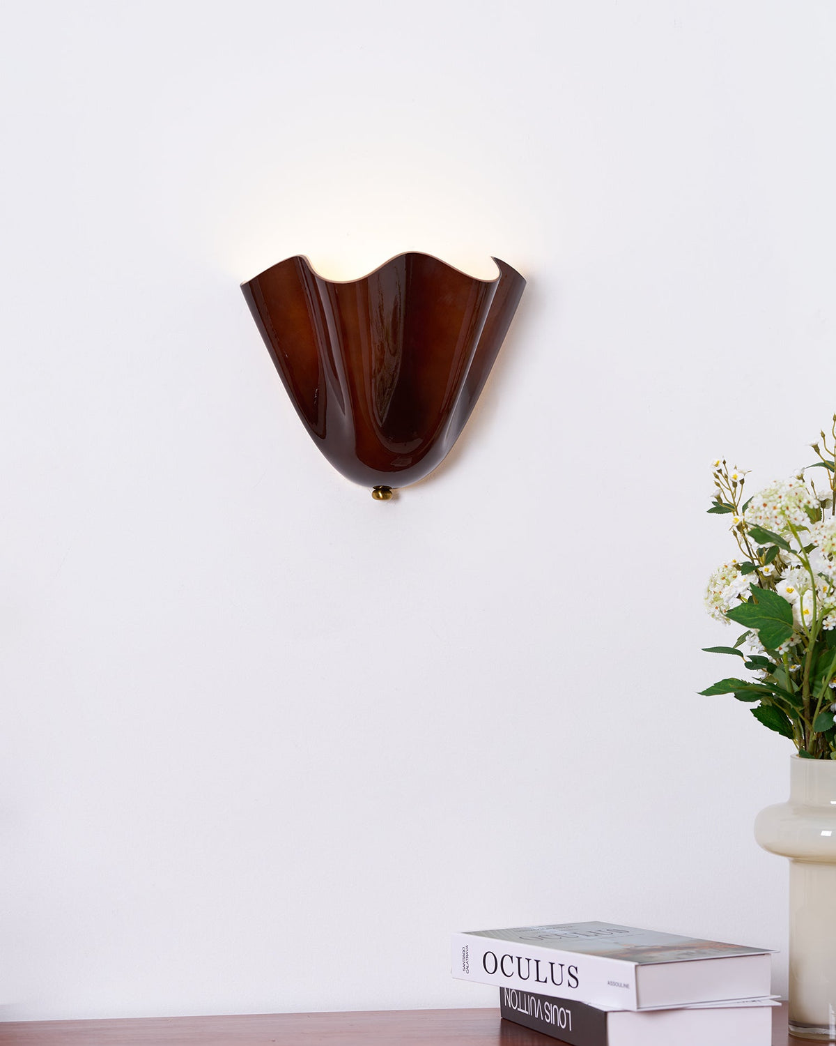 Aplique de pared para interiores con pantalla de vidrio escultural en tonos cálidos – Estructura metálica compatible con LED – Acento de pared para dormitorios, pasillos y salas de estar | Thomler