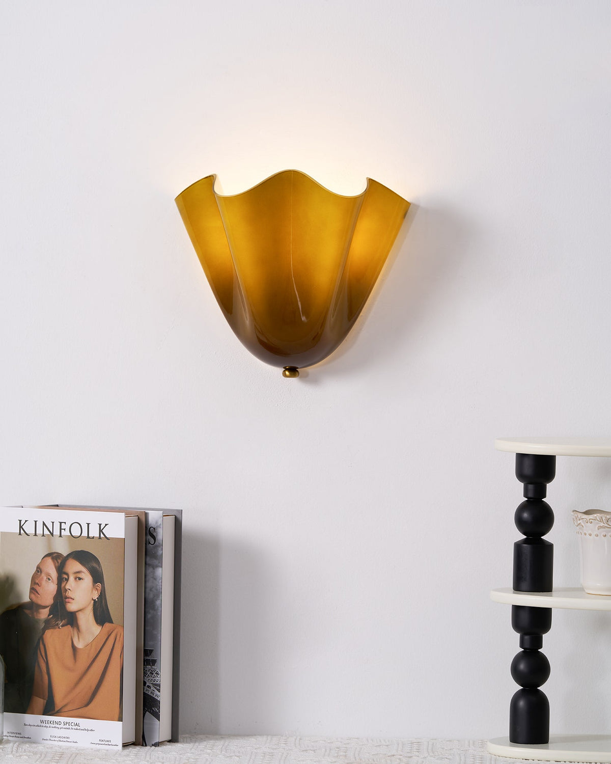 Aplique de pared para interiores con pantalla de vidrio escultural en tonos cálidos – Estructura metálica compatible con LED – Acento de pared para dormitorios, pasillos y salas de estar | Thomler