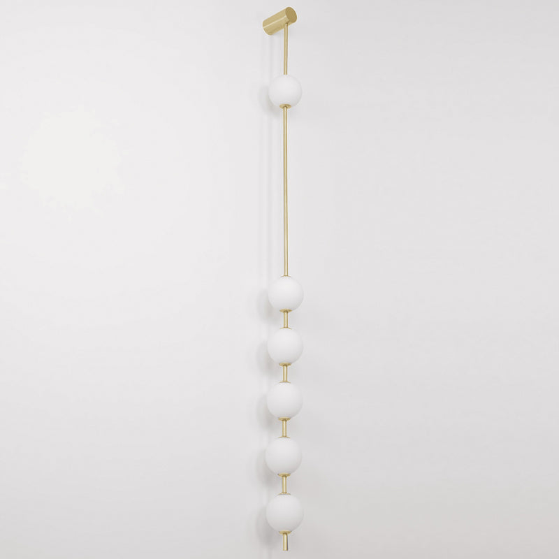 Aplique de pared LED vertical con múltiples globos, acabado en latón, altura ajustable, iluminación para pasillos, escaleras y entradas, lámpara moderna de metal y vidrio, 3-6 luces | Thomler