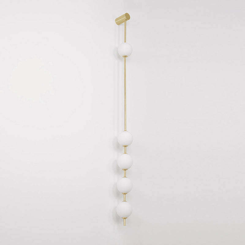 Aplique de pared LED vertical con múltiples globos, acabado en latón, altura ajustable, iluminación para pasillos, escaleras y entradas, lámpara moderna de metal y vidrio, 3-6 luces | Thomler
