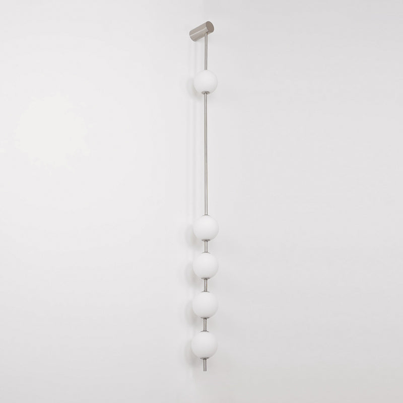 Aplique de pared LED vertical con múltiples globos, acabado en latón, altura ajustable, iluminación para pasillos, escaleras y entradas, lámpara moderna de metal y vidrio, 3-6 luces | Thomler