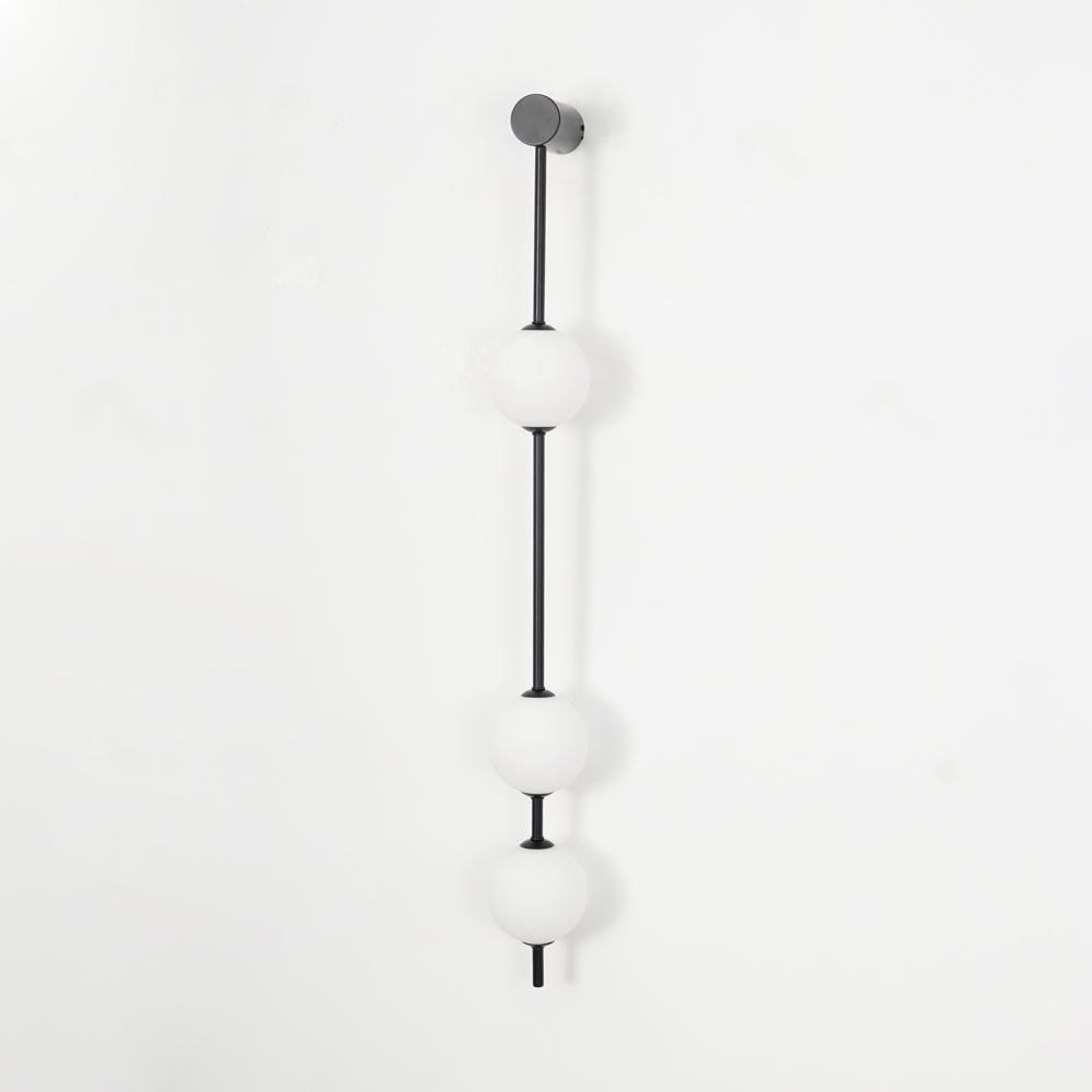 Aplique de pared LED vertical con múltiples globos, acabado en latón, altura ajustable, iluminación para pasillos, escaleras y entradas, lámpara moderna de metal y vidrio, 3-6 luces | Thomler