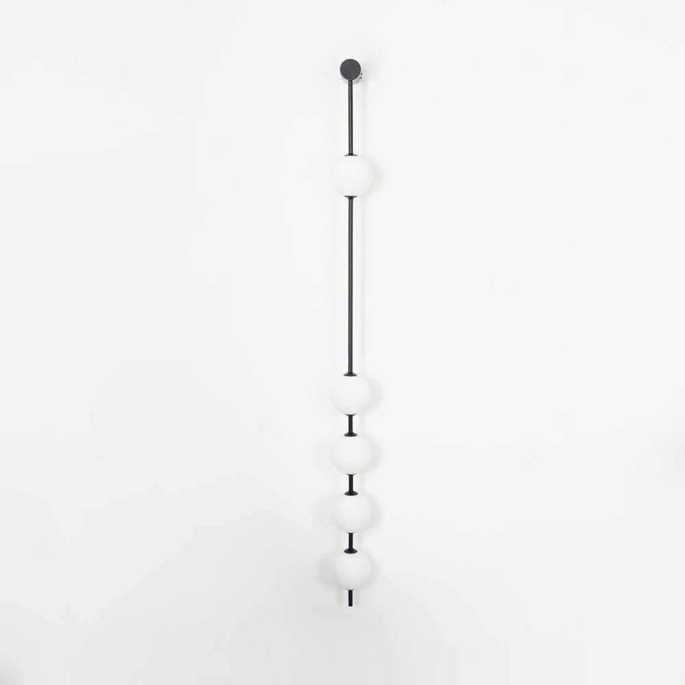 Aplique de pared LED vertical con múltiples globos, acabado en latón, altura ajustable, iluminación para pasillos, escaleras y entradas, lámpara moderna de metal y vidrio, 3-6 luces | Thomler