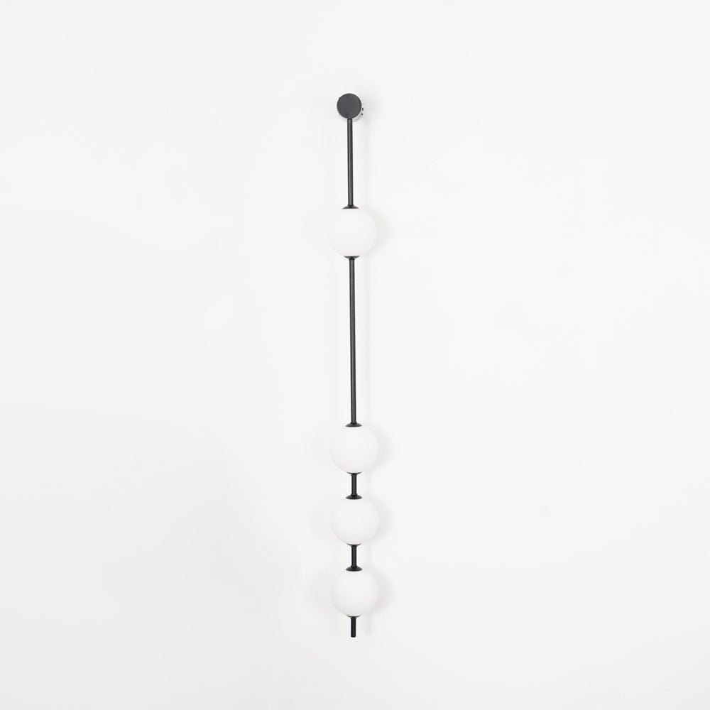 Aplique de pared LED vertical con múltiples globos, acabado en latón, altura ajustable, iluminación para pasillos, escaleras y entradas, lámpara moderna de metal y vidrio, 3-6 luces | Thomler