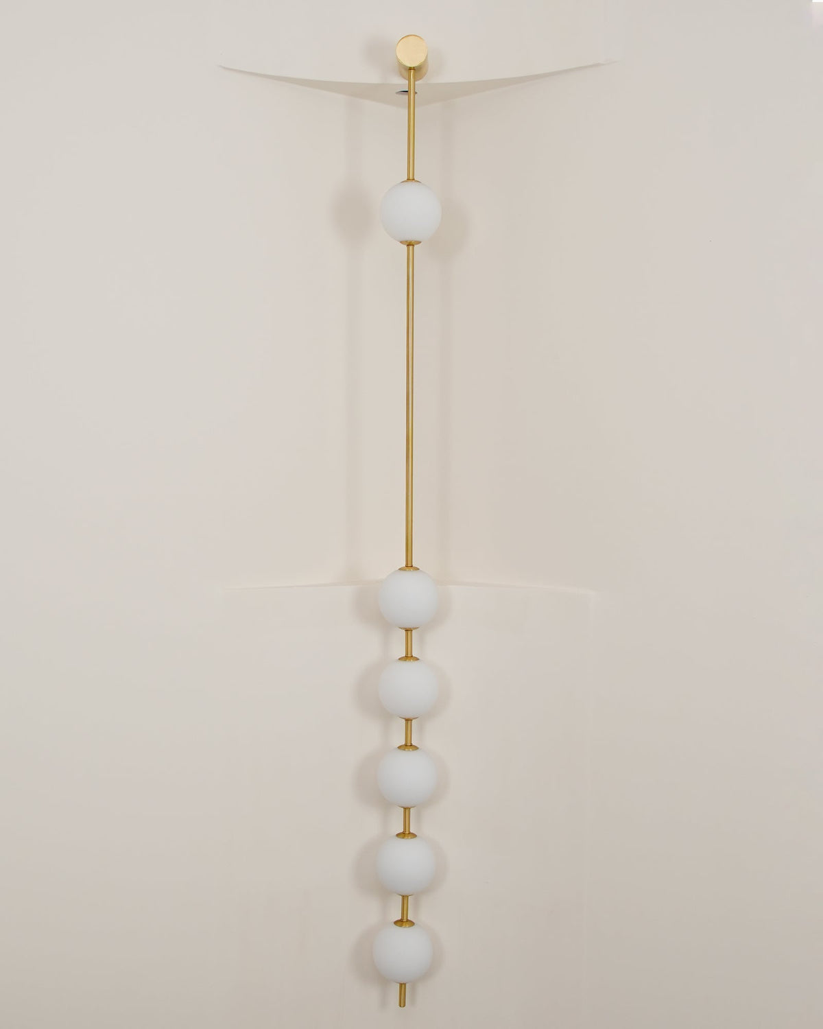 Aplique de pared LED vertical con múltiples globos, acabado en latón, altura ajustable, iluminación para pasillos, escaleras y entradas, lámpara moderna de metal y vidrio, 3-6 luces | Thomler