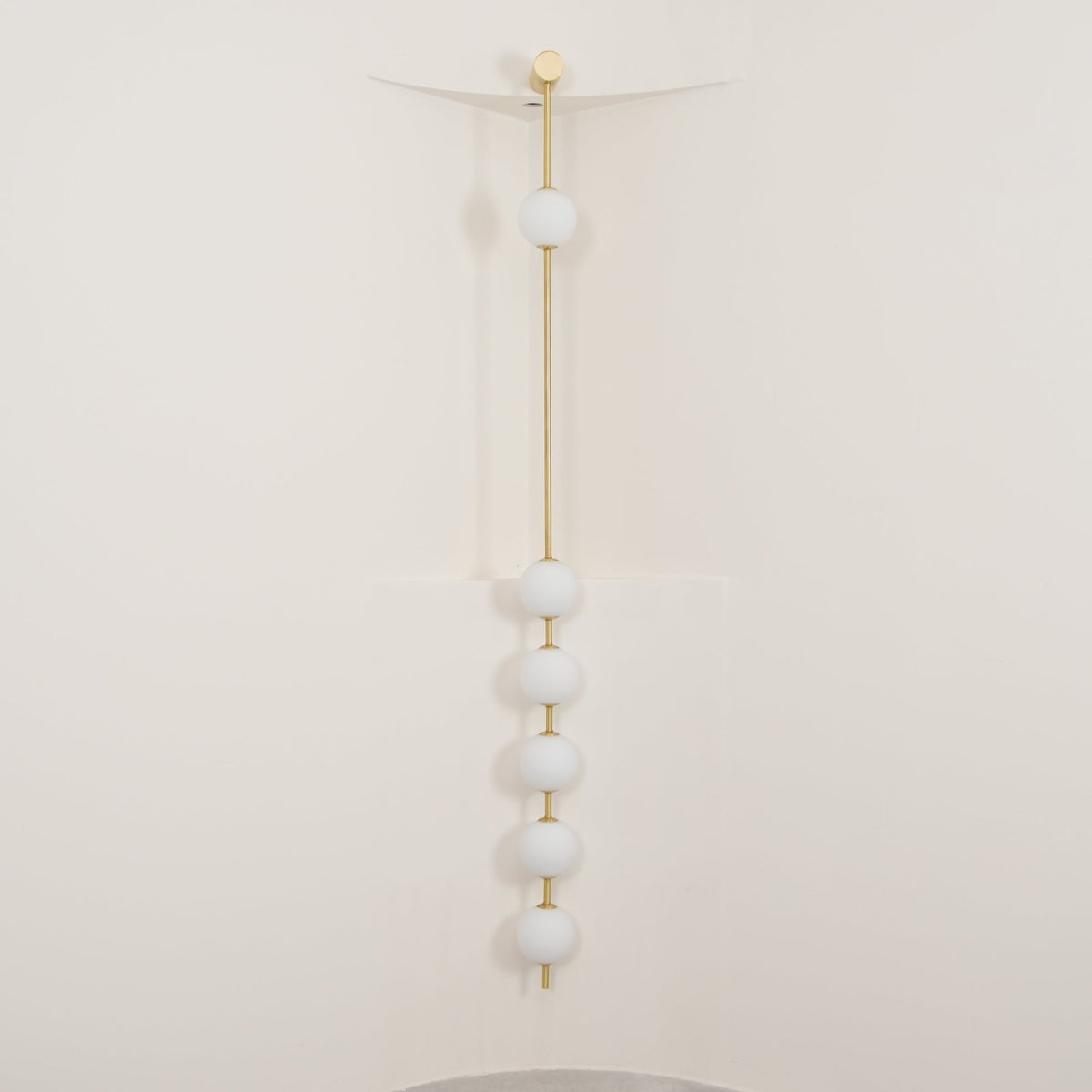 Aplique de pared LED vertical con múltiples globos, acabado en latón, altura ajustable, iluminación para pasillos, escaleras y entradas, lámpara moderna de metal y vidrio, 3-6 luces | Thomler