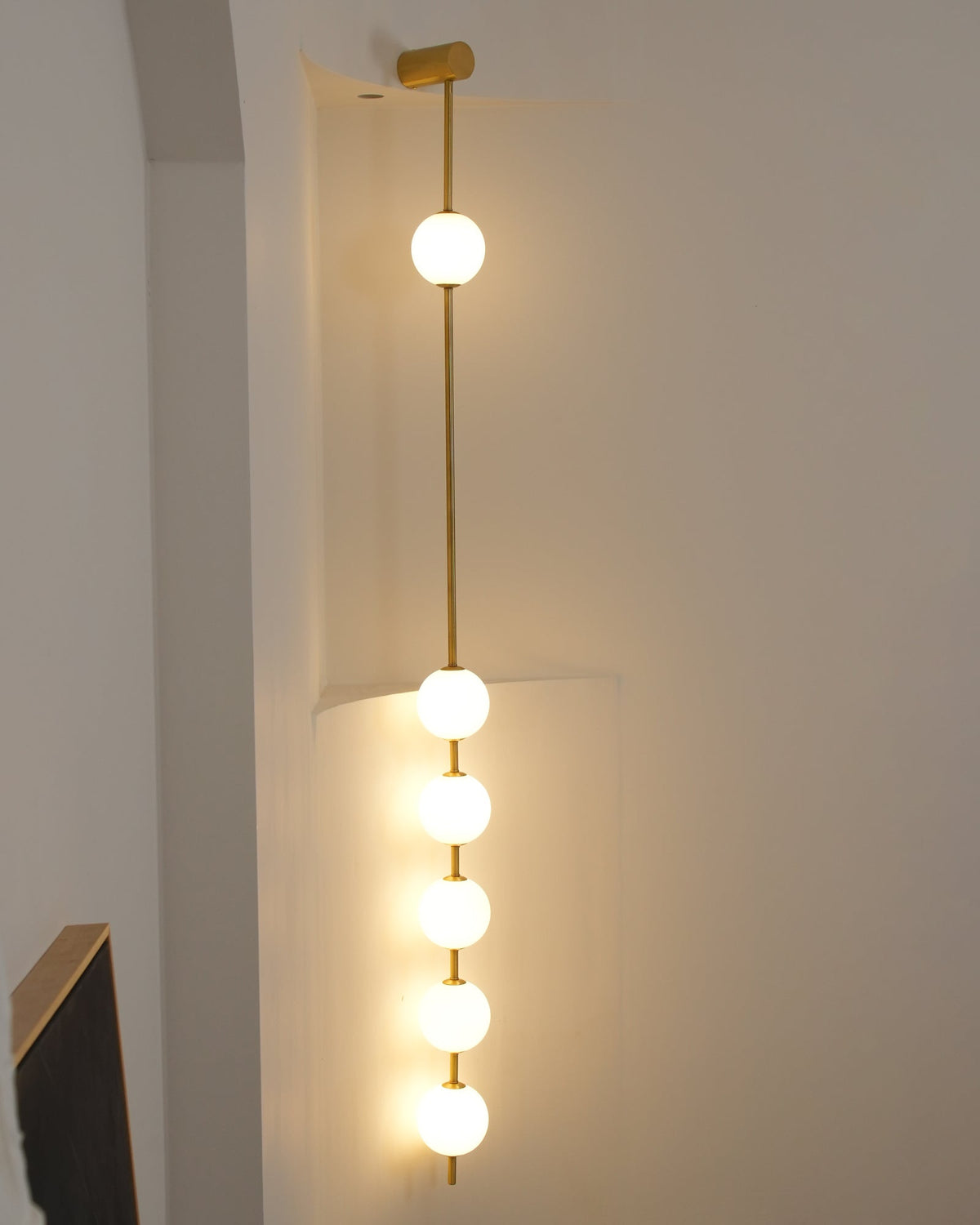 Aplique de pared LED vertical con múltiples globos, acabado en latón, altura ajustable, iluminación para pasillos, escaleras y entradas, lámpara moderna de metal y vidrio, 3-6 luces | Thomler