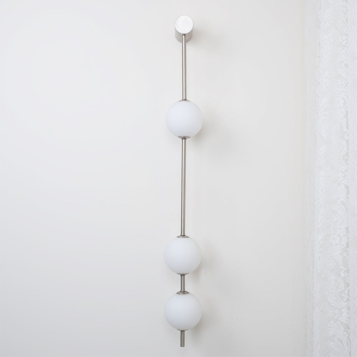 Aplique de pared LED vertical con múltiples globos, acabado en latón, altura ajustable, iluminación para pasillos, escaleras y entradas, lámpara moderna de metal y vidrio, 3-6 luces | Thomler
