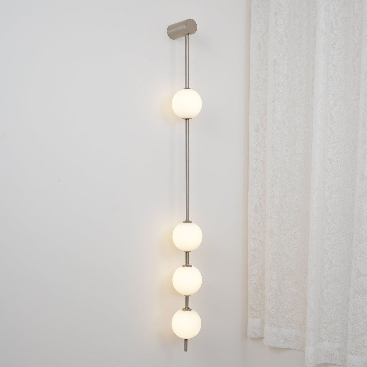 Aplique de pared LED vertical con múltiples globos, acabado en latón, altura ajustable, iluminación para pasillos, escaleras y entradas, lámpara moderna de metal y vidrio, 3-6 luces | Thomler