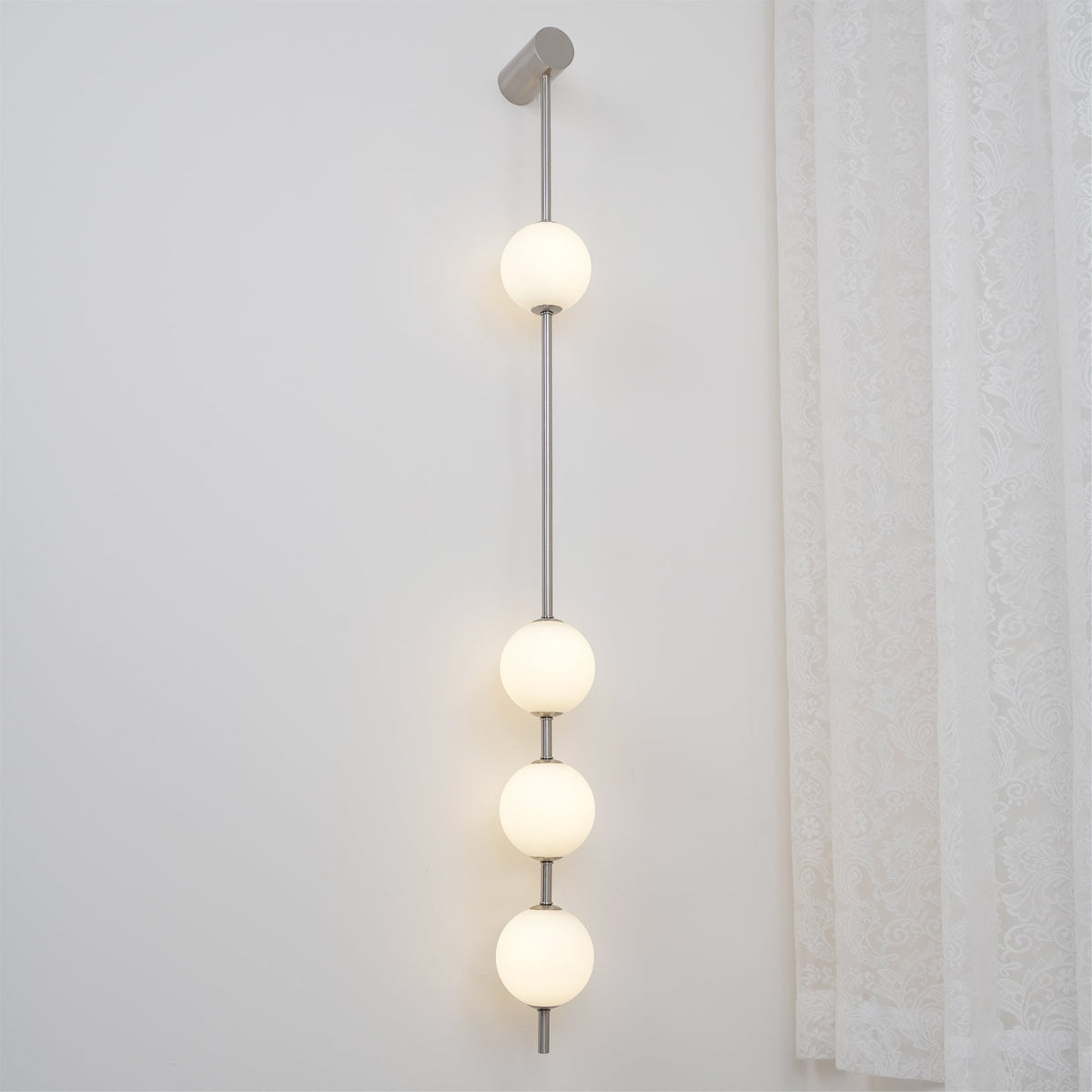 Aplique de pared LED vertical con múltiples globos, acabado en latón, altura ajustable, iluminación para pasillos, escaleras y entradas, lámpara moderna de metal y vidrio, 3-6 luces | Thomler