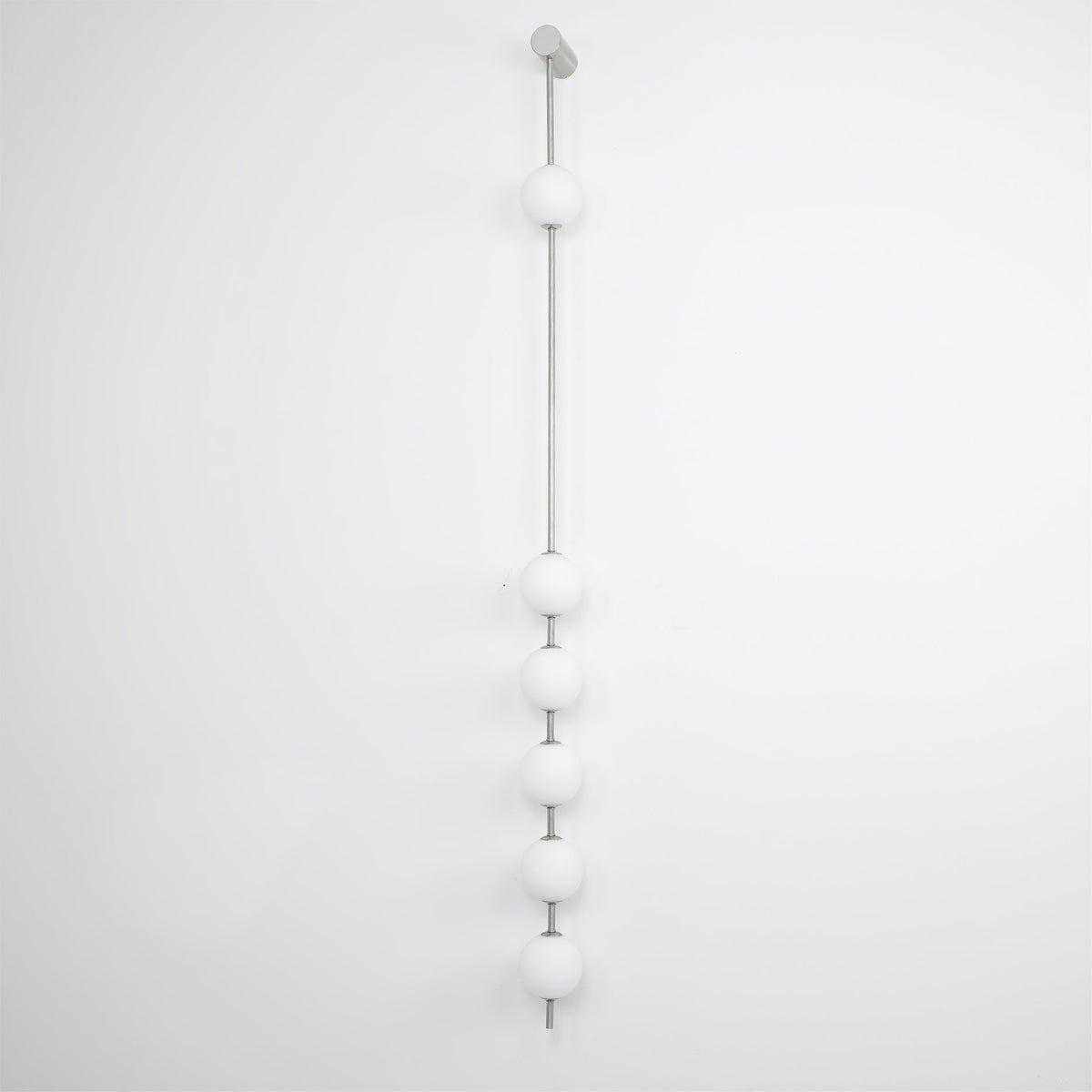 Aplique de pared LED vertical con múltiples globos, acabado en latón, altura ajustable, iluminación para pasillos, escaleras y entradas, lámpara moderna de metal y vidrio, 3-6 luces | Thomler