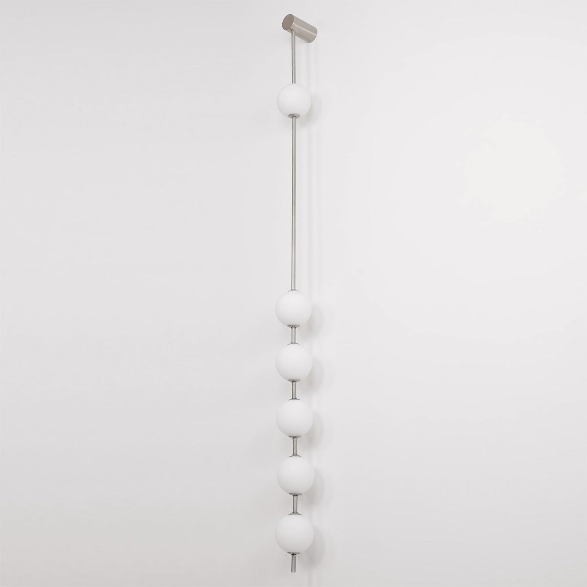 Aplique de pared LED vertical con múltiples globos, acabado en latón, altura ajustable, iluminación para pasillos, escaleras y entradas, lámpara moderna de metal y vidrio, 3-6 luces | Thomler