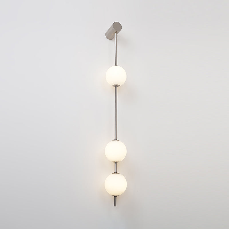 Aplique de pared LED vertical con múltiples globos, acabado en latón, altura ajustable, iluminación para pasillos, escaleras y entradas, lámpara moderna de metal y vidrio, 3-6 luces | Thomler