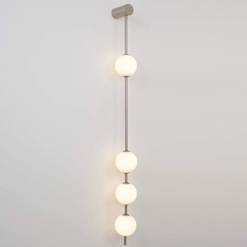 Aplique de pared LED vertical con múltiples globos, acabado en latón, altura ajustable, iluminación para pasillos, escaleras y entradas, lámpara moderna de metal y vidrio, 3-6 luces | Thomler