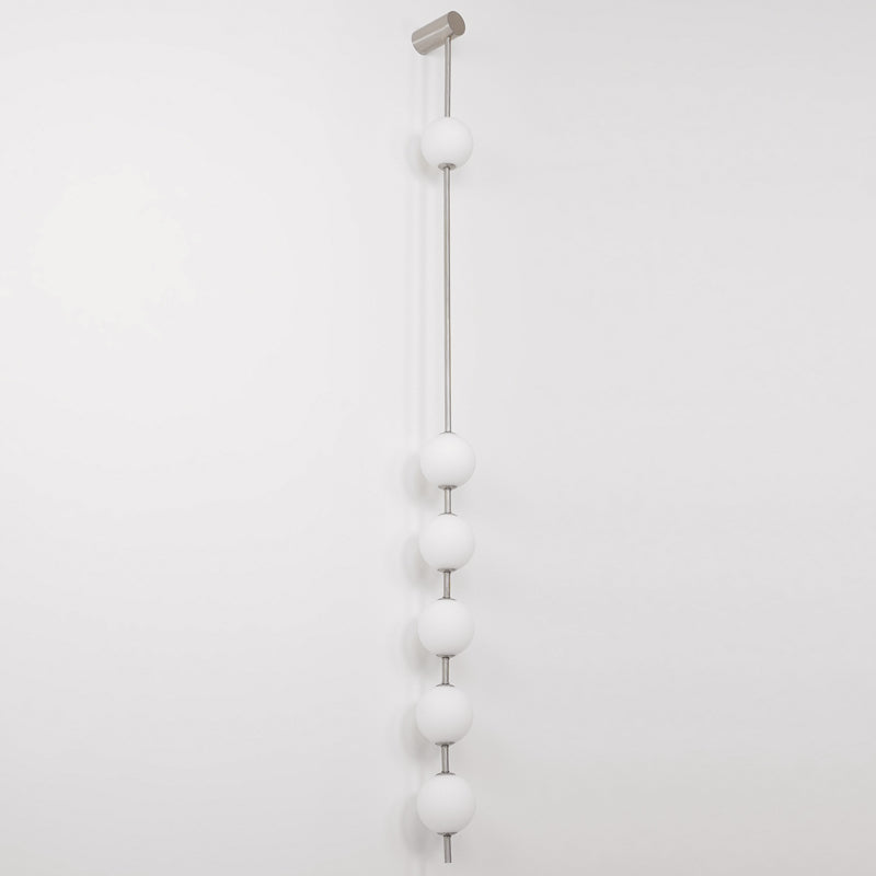 Aplique de pared LED vertical con múltiples globos, acabado en latón, altura ajustable, iluminación para pasillos, escaleras y entradas, lámpara moderna de metal y vidrio, 3-6 luces | Thomler