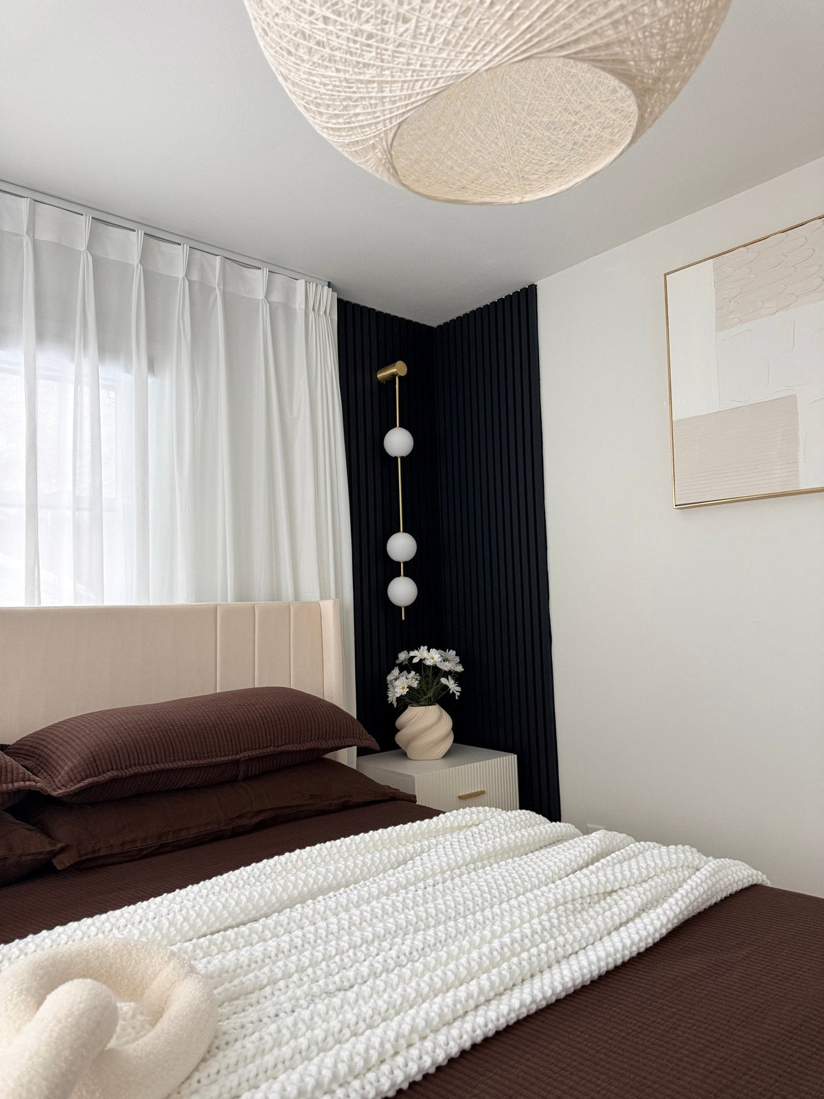 Aplique de pared LED vertical con múltiples globos, acabado en latón, altura ajustable, iluminación para pasillos, escaleras y entradas, lámpara moderna de metal y vidrio, 3-6 luces | Thomler