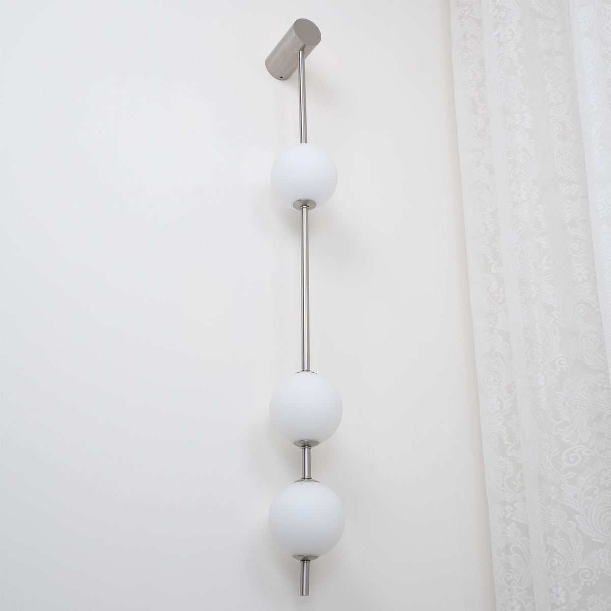 Aplique de pared LED vertical con múltiples globos, acabado en latón, altura ajustable, iluminación para pasillos, escaleras y entradas, lámpara moderna de metal y vidrio, 3-6 luces | Thomler