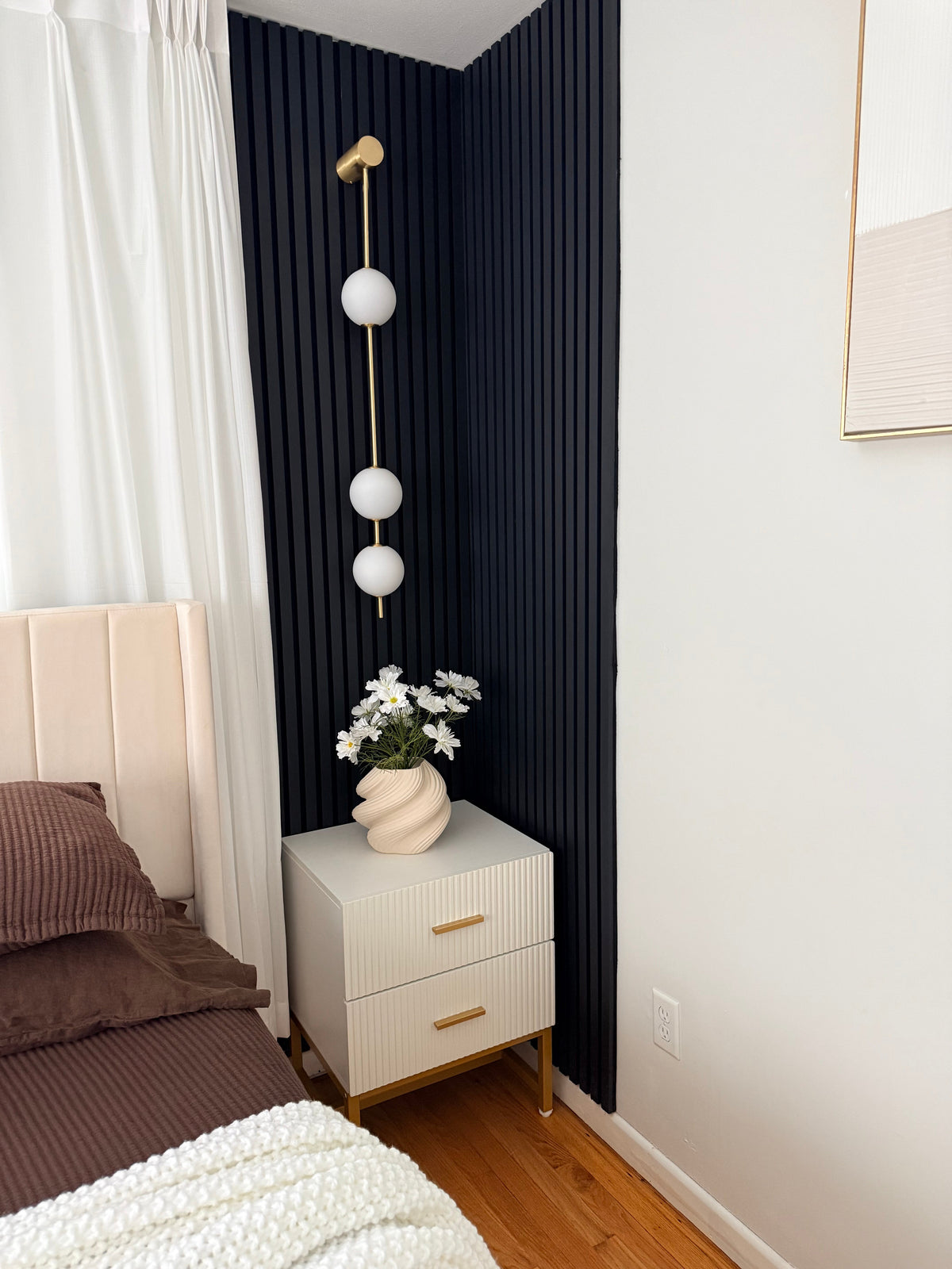 Aplique de pared LED vertical con múltiples globos, acabado en latón, altura ajustable, iluminación para pasillos, escaleras y entradas, lámpara moderna de metal y vidrio, 3-6 luces | Thomler