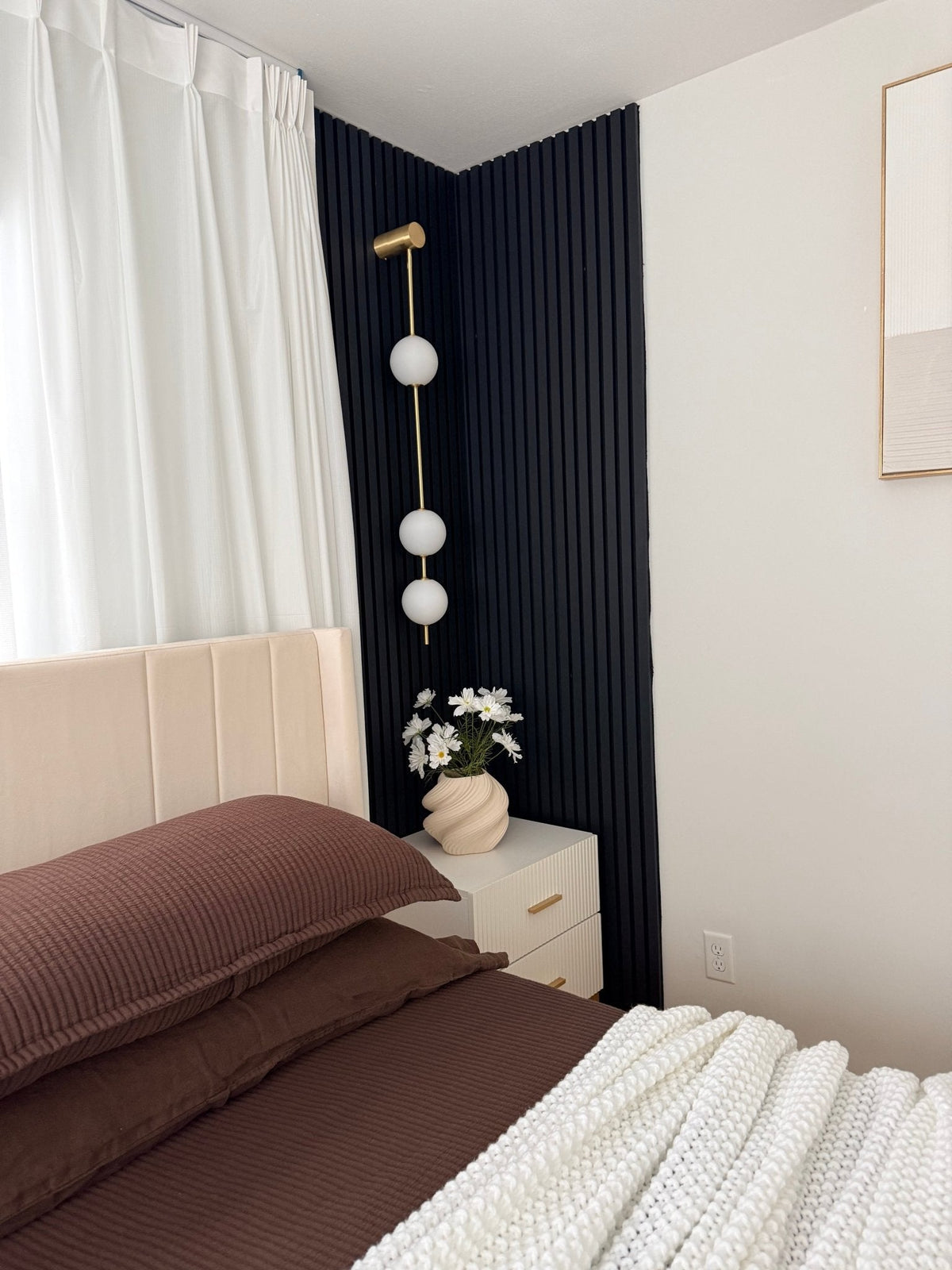 Aplique de pared LED vertical con múltiples globos, acabado en latón, altura ajustable, iluminación para pasillos, escaleras y entradas, lámpara moderna de metal y vidrio, 3-6 luces | Thomler