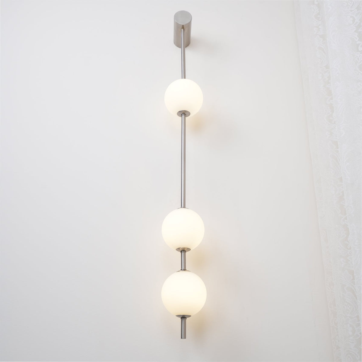 Aplique de pared LED vertical con múltiples globos, acabado en latón, altura ajustable, iluminación para pasillos, escaleras y entradas, lámpara moderna de metal y vidrio, 3-6 luces | Thomler