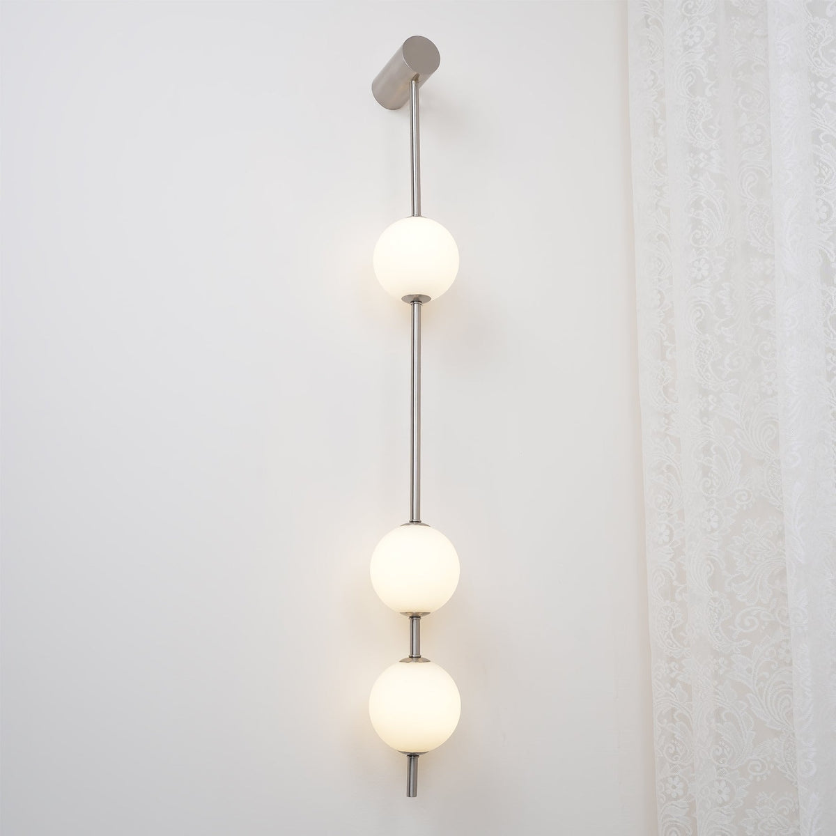 Aplique de pared LED vertical con múltiples globos, acabado en latón, altura ajustable, iluminación para pasillos, escaleras y entradas, lámpara moderna de metal y vidrio, 3-6 luces | Thomler