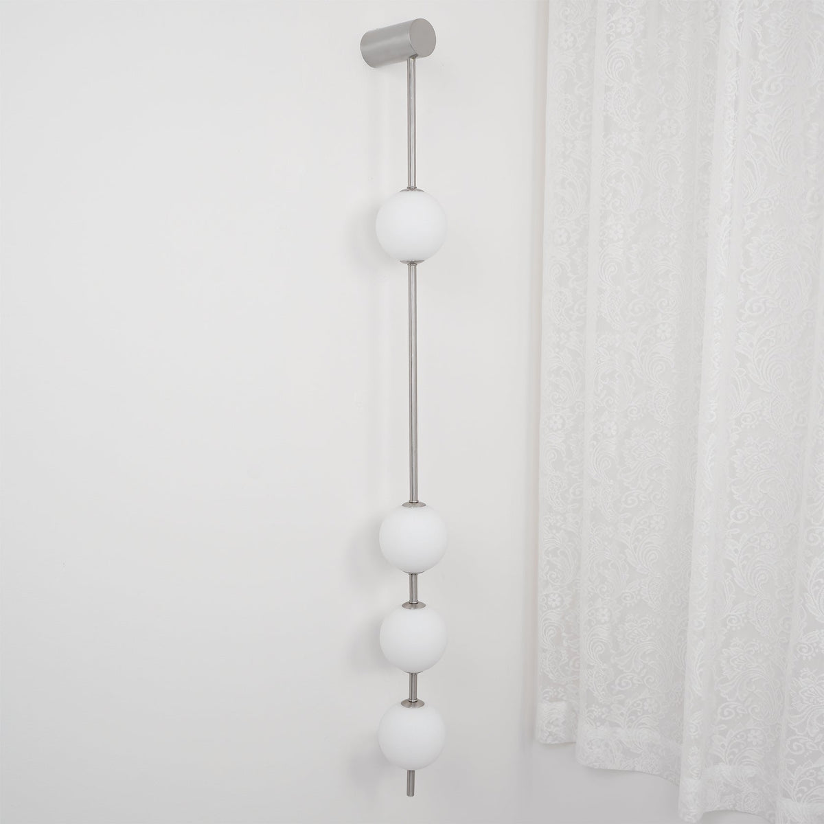 Aplique de pared LED vertical con múltiples globos, acabado en latón, altura ajustable, iluminación para pasillos, escaleras y entradas, lámpara moderna de metal y vidrio, 3-6 luces | Thomler