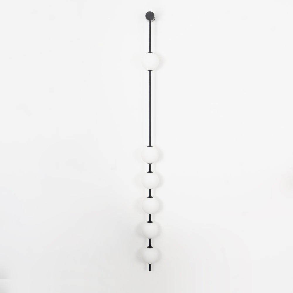 Aplique de pared LED vertical con múltiples globos, acabado en latón, altura ajustable, iluminación para pasillos, escaleras y entradas, lámpara moderna de metal y vidrio, 3-6 luces | Thomler