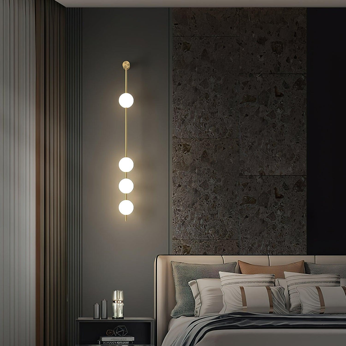 Aplique de pared LED vertical con múltiples globos, acabado en latón, altura ajustable, iluminación para pasillos, escaleras y entradas, lámpara moderna de metal y vidrio, 3-6 luces | Thomler