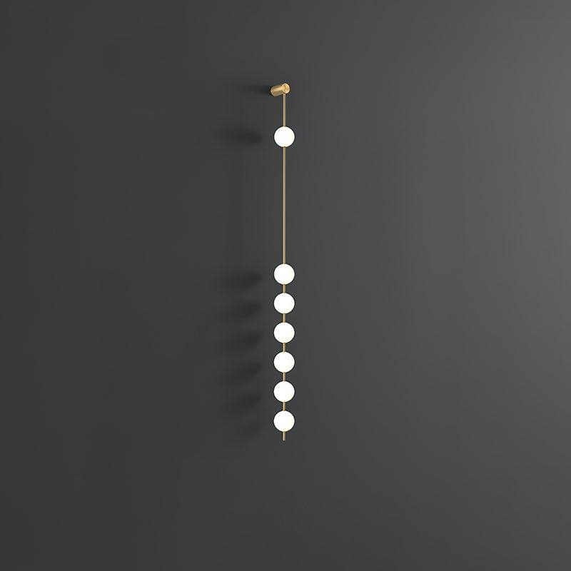 Aplique de pared LED vertical con múltiples globos, acabado en latón, altura ajustable, iluminación para pasillos, escaleras y entradas, lámpara moderna de metal y vidrio, 3-6 luces | Thomler