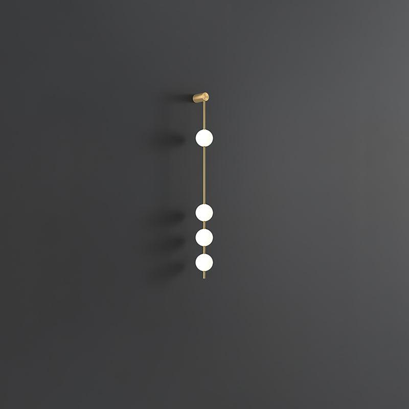 Aplique de pared LED vertical con múltiples globos, acabado en latón, altura ajustable, iluminación para pasillos, escaleras y entradas, lámpara moderna de metal y vidrio, 3-6 luces | Thomler