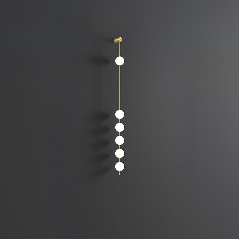 Aplique de pared LED vertical con múltiples globos, acabado en latón, altura ajustable, iluminación para pasillos, escaleras y entradas, lámpara moderna de metal y vidrio, 3-6 luces | Thomler