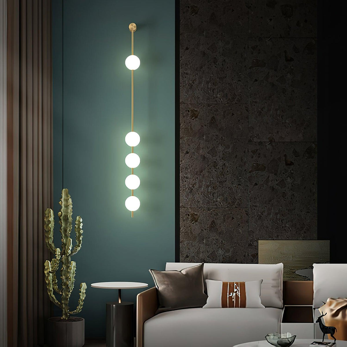 Aplique de pared LED vertical con múltiples globos, acabado en latón, altura ajustable, iluminación para pasillos, escaleras y entradas, lámpara moderna de metal y vidrio, 3-6 luces | Thomler