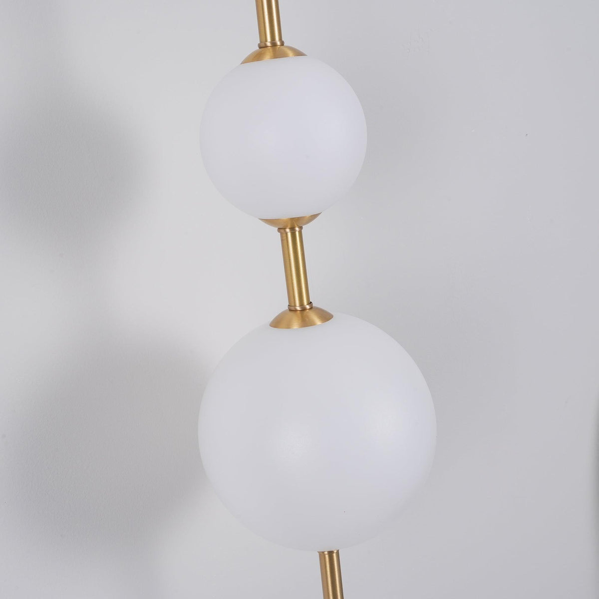 Lámpara de pared tipo globo LED, aplique de montaje fijo, 26 pulgadas, acabado en latón, iluminación con pantalla esférica para dormitorio, baño, pasillo, rincón de lectura, luz de acento para interiores