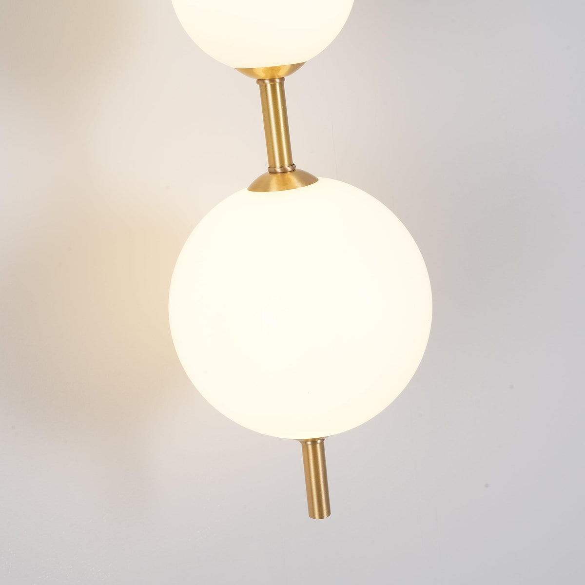 Lámpara de pared tipo globo LED, aplique de montaje fijo, 26 pulgadas, acabado en latón, iluminación con pantalla esférica para dormitorio, baño, pasillo, rincón de lectura, luz de acento para interiores