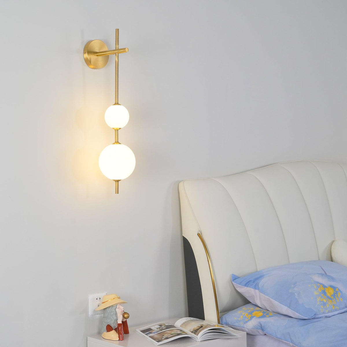Lámpara de pared tipo globo LED, aplique de montaje fijo, 26 pulgadas, acabado en latón, iluminación con pantalla esférica para dormitorio, baño, pasillo, rincón de lectura, luz de acento para interiores