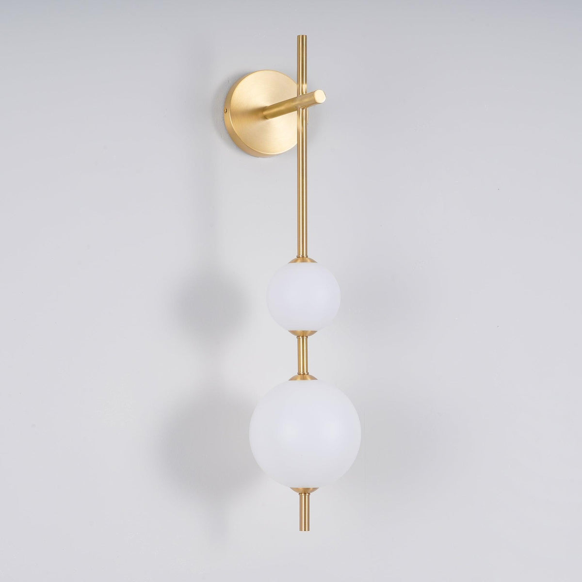 Lámpara de pared tipo globo LED, aplique de montaje fijo, 26 pulgadas, acabado en latón, iluminación con pantalla esférica para dormitorio, baño, pasillo, rincón de lectura, luz de acento para interiores