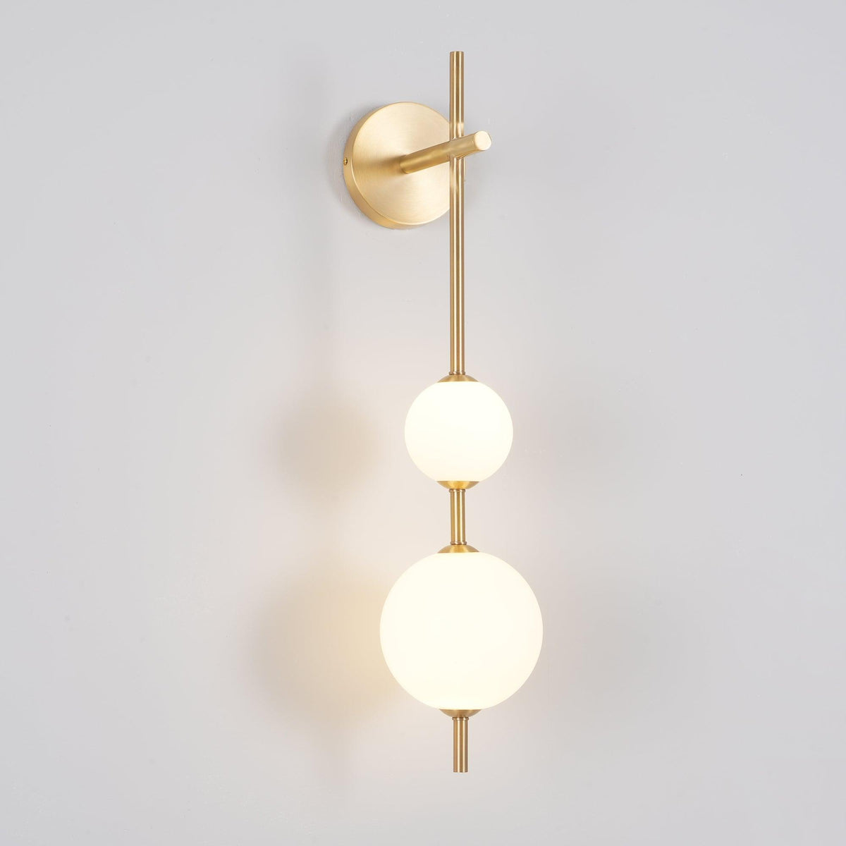 Lámpara de pared tipo globo LED, aplique de montaje fijo, 26 pulgadas, acabado en latón, iluminación con pantalla esférica para dormitorio, baño, pasillo, rincón de lectura, luz de acento para interiores